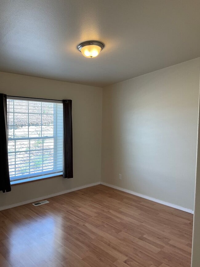 Building Photo - 4 Bed 3 Bath Home with Expansive Country V...