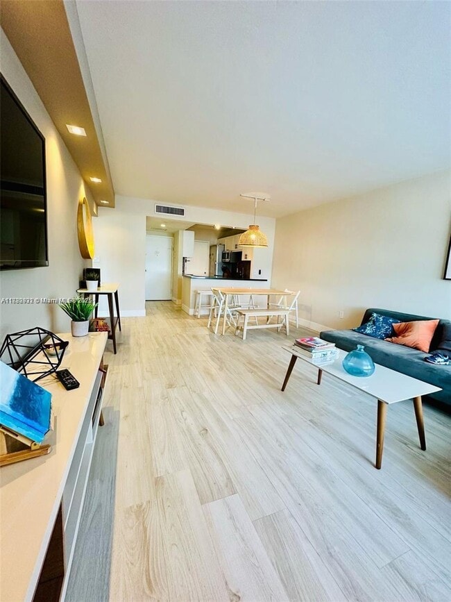 Building Photo - 2899 Collins Ave