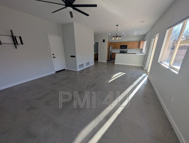 Building Photo - 7105 Casa Elena Dr NE