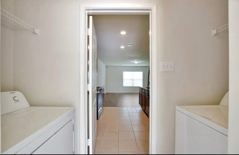 Building Photo - 15418 Hillside Ml Dr