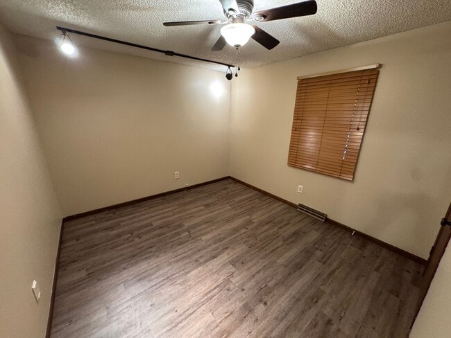 Building Photo - 3 bedroom 2 bath Springfield Home located ...