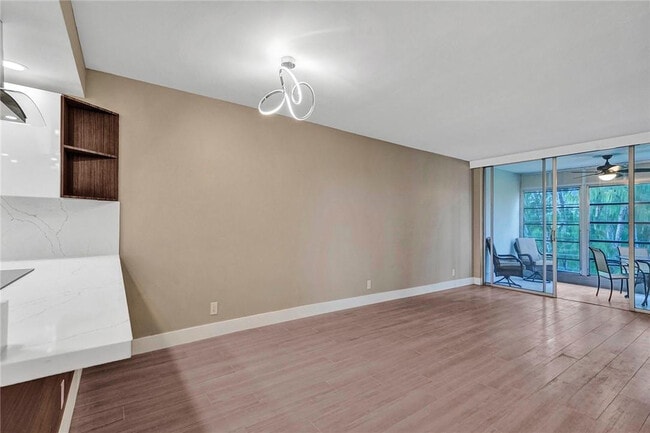 Building Photo - 3051 S Palm Aire Dr