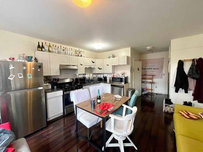 Building Photo - 1576 Tremont St