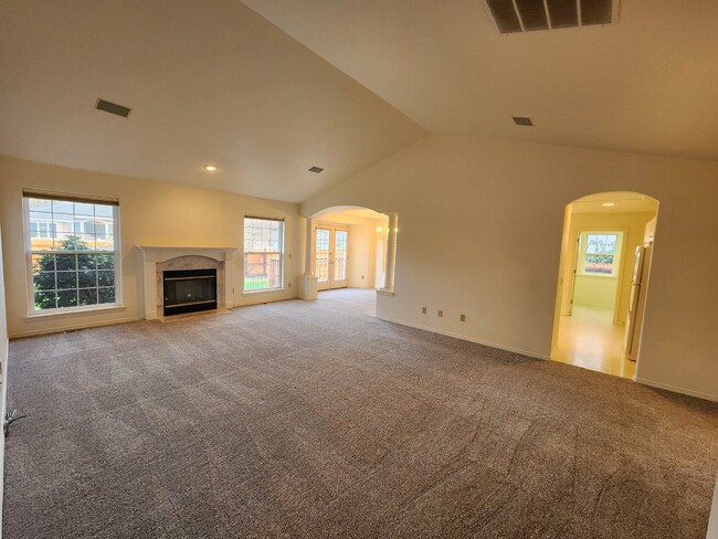 Building Photo - 3 bed 2 bath, close to Carrie Blake Park a...