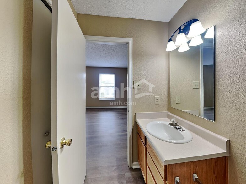 Building Photo - 12670 Justice Crossing
