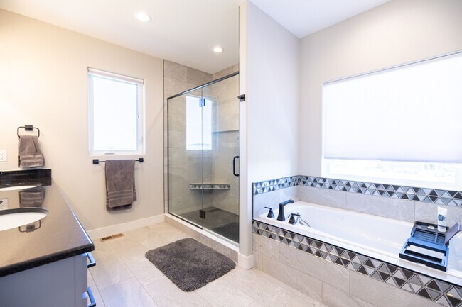 Building Photo - 2428 Sunshine Dr