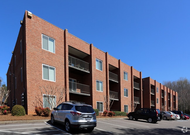 Garden Park Hanes Mall Apartments - Garden Park Hanes Mall