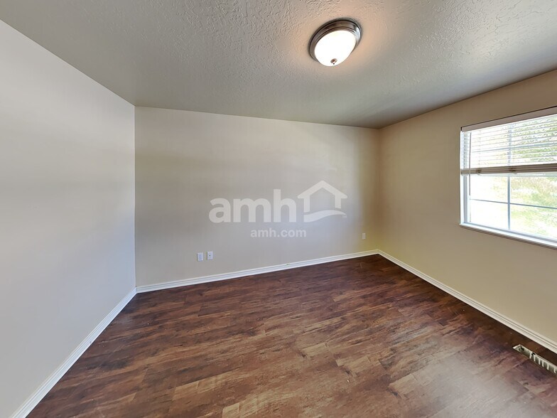 Building Photo - 1667 N 250 W