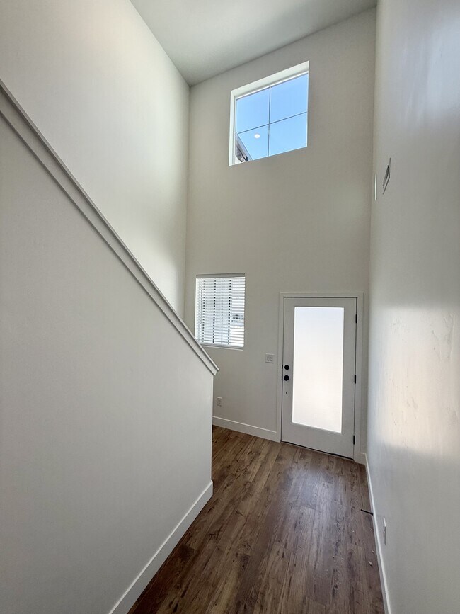 Building Photo - 564 1860 N
