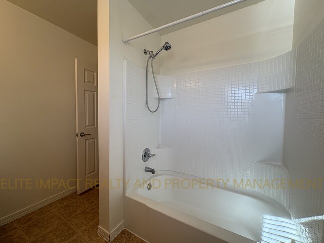 Building Photo - 1133 S Pantano Overlook Dr