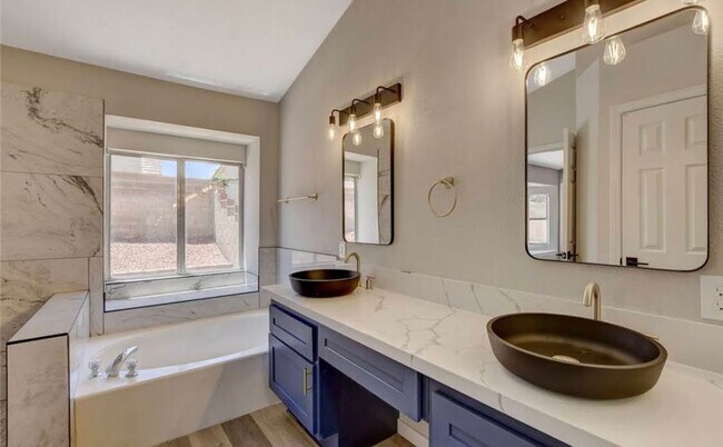 Building Photo - 1735 Navarre Ln