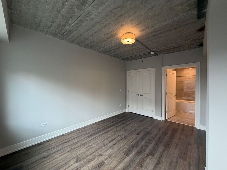 Building Photo - 952 W Carmen Ave