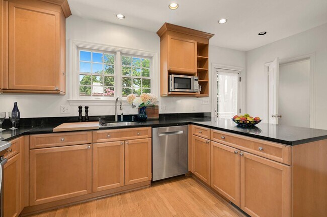 Building Photo - 4505 Alton Pl NW