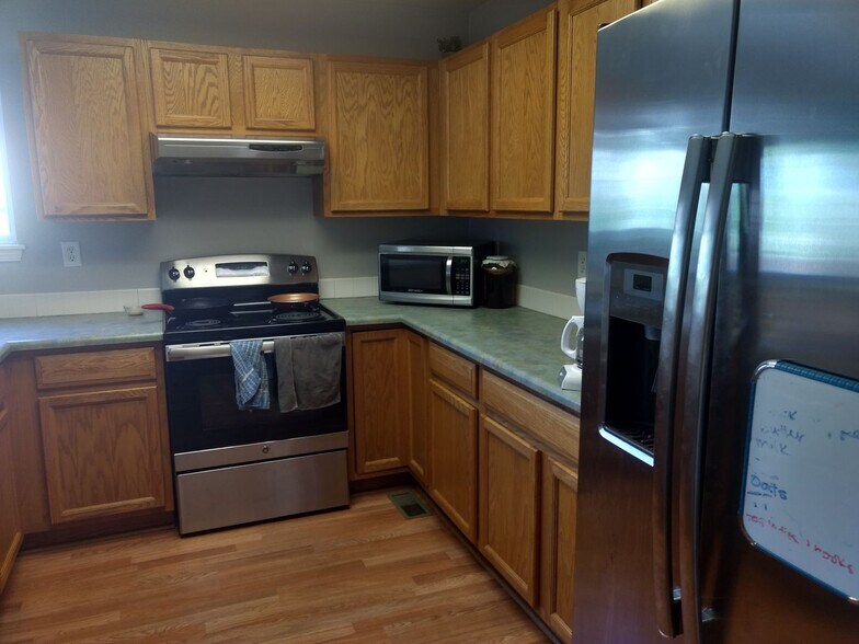 Building Photo - 6511 Stagecoach Ave