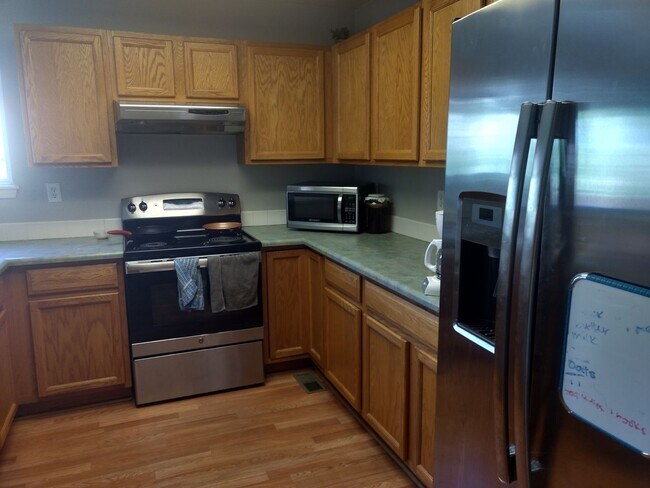 Building Photo - Beautiful 3B/2.5B Home in Ridge Crest Neighborhood - Ready for Move-in