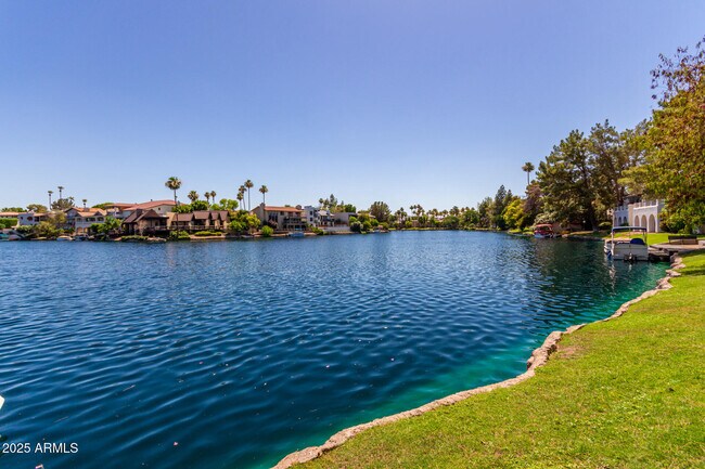 Building Photo - 5200 S Lakeshore Dr