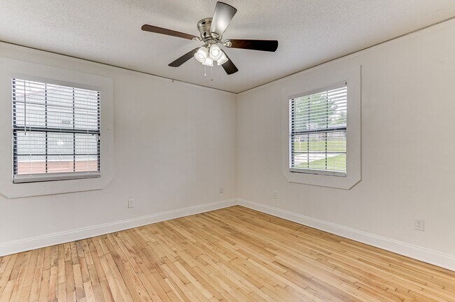 Building Photo - 2446 Young Dr