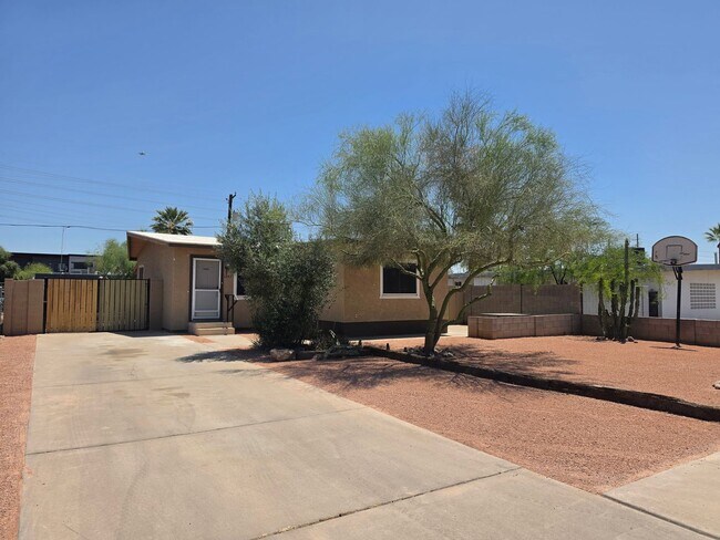 Building Photo - 1243 N Oleander St