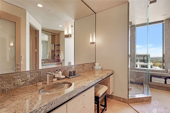 Building Photo - 3Bd/2.5Ba Bellevue Condo