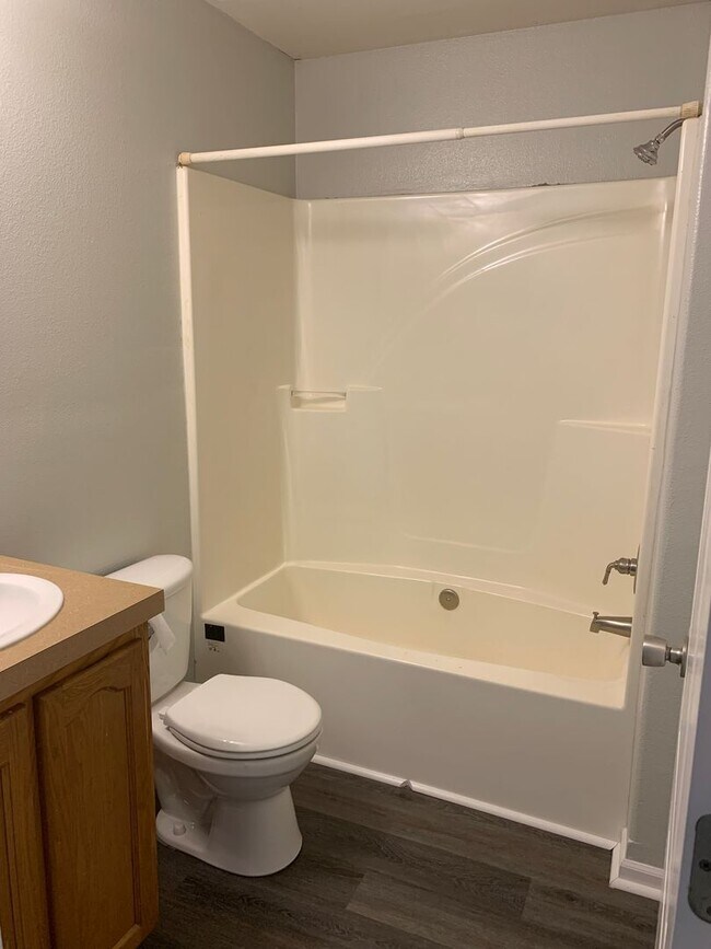 Building Photo - Super cute and updated with fresh paint, new floors, some fixtures, and all appliances.