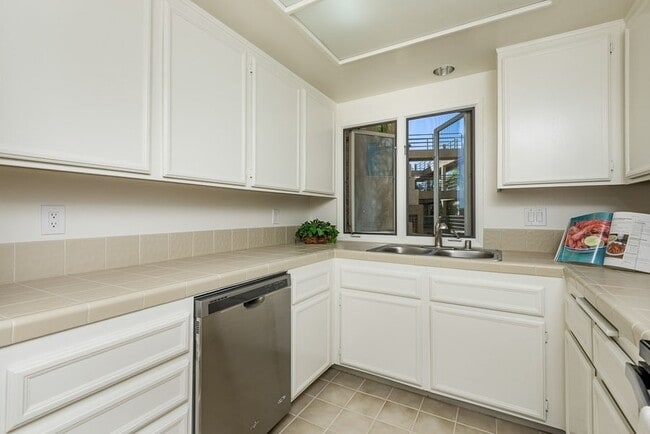 Building Photo - 2/2 End Unit Condo available near UTC