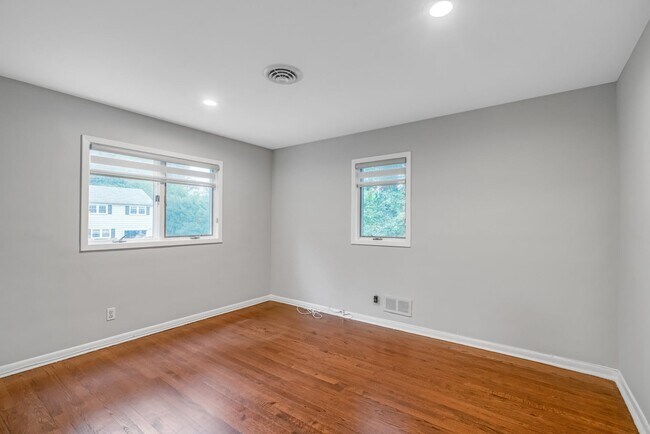 Building Photo - 8 Waibel Dr