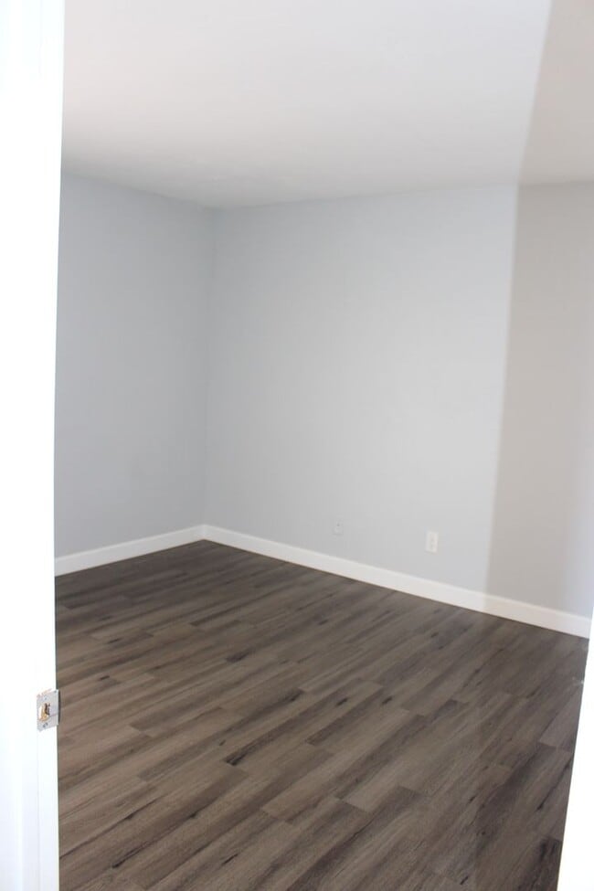 Building Photo - Upstairs 1 bedroom in Fairmont Gardens Com...