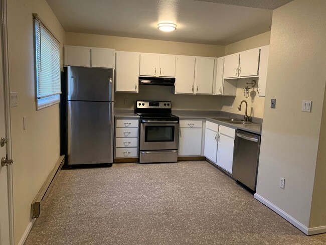 Building Photo - Beautiful 2 Bedroom 1 Bath Apartment Close...