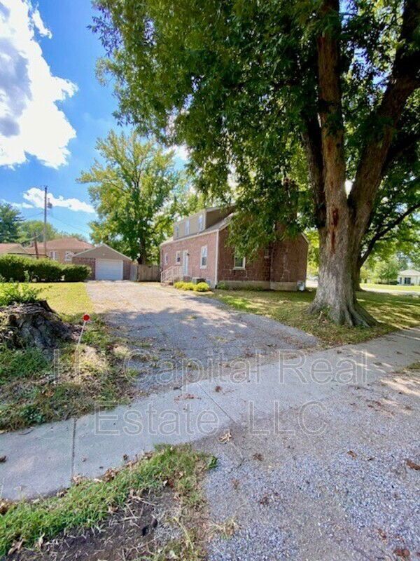 Building Photo - 702 S Cherry St