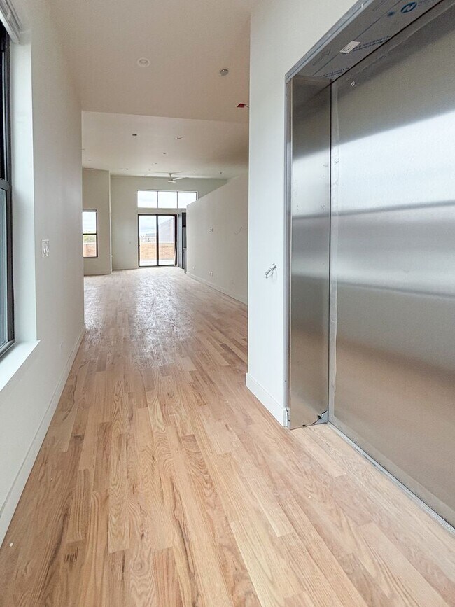 Building Photo - Spectacular 3 Bed/3 Bath Penthouse Apartment in prime Lincoln Park Location. Semi-Private Elevato...