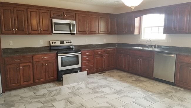 Building Photo - COMING SOON...Gorgeous 3 Bedroom Home Centrally Located in Manchester