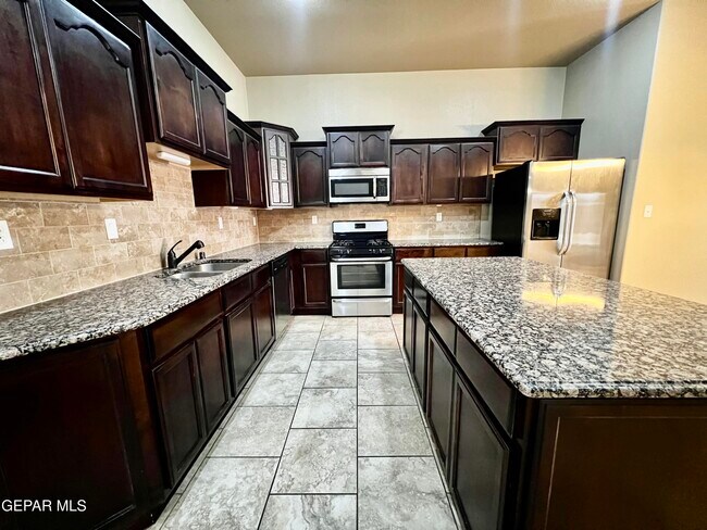 Building Photo - 3133 Clearbrook