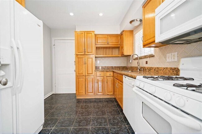 Building Photo - 205 Woodard St