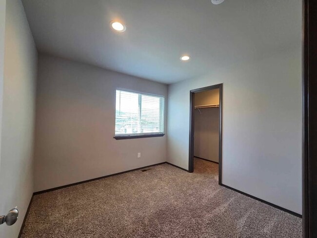 Building Photo - Gorgeous 3 bedroom 2 bath HOUSE in coveted...