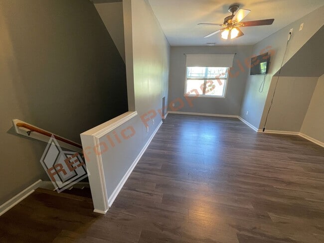 Building Photo - Great Location! 3 Story, 3 Bedrooms, 3.5 B...