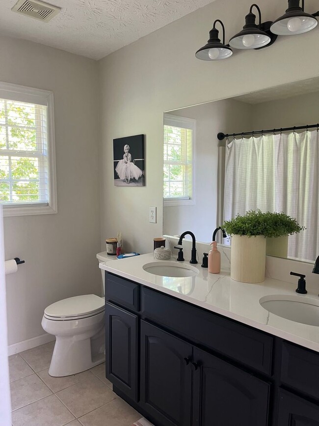 Building Photo - Single Family Home Close to AHS!