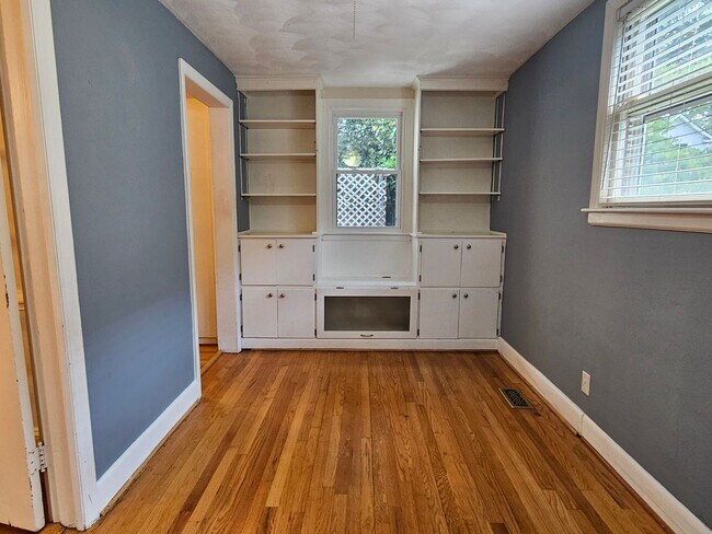 Building Photo - LARCHMONT