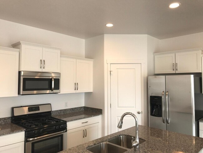 Building Photo - Spacious 4 BR Home with POOL and Clubhouse...