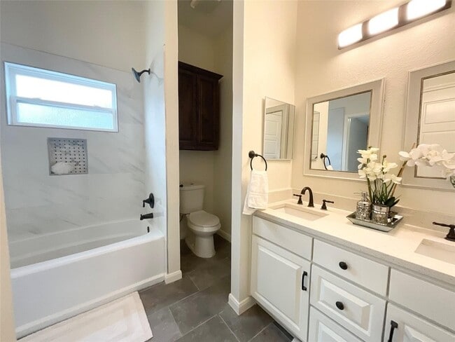 Building Photo - 8701 Woodlake Dr