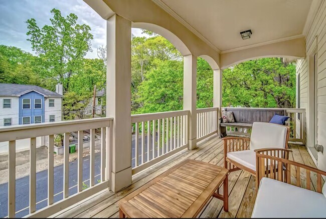 Building Photo - 739 Saint Charles Ave NE