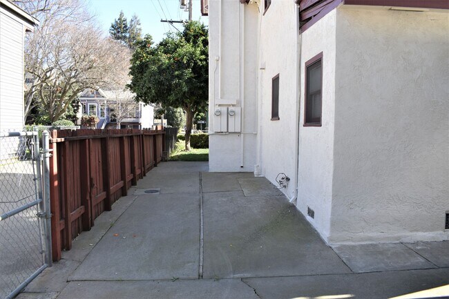 Building Photo - 518-518 15th St