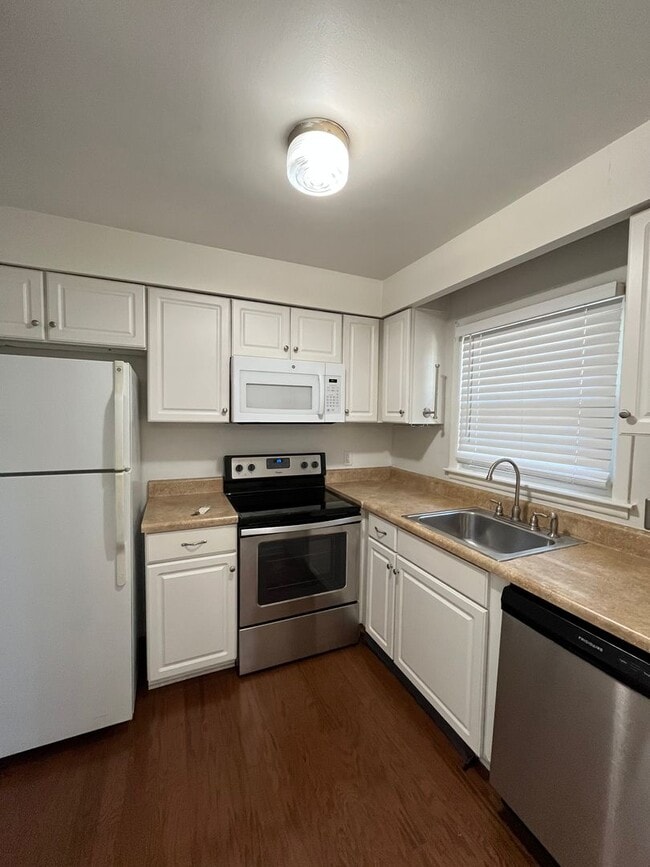 Building Photo - 2 bed/1.5 Bath Condo in Green Hills, Commu...