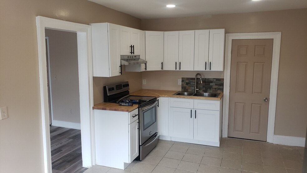 Kitchen - 19 Mahl Ave