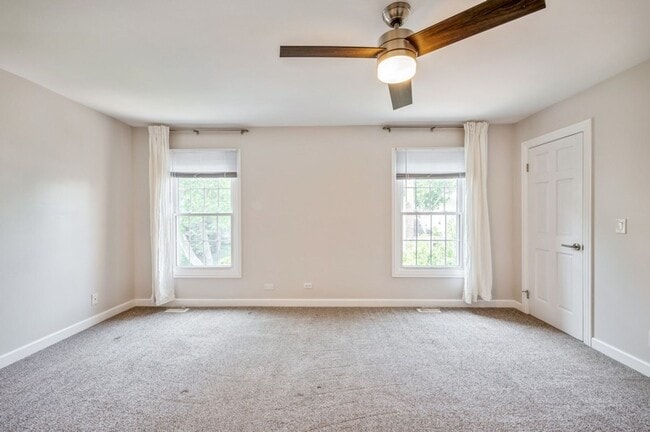 Building Photo - Gorgeous & Spacious Lincolshire Townhouse ...