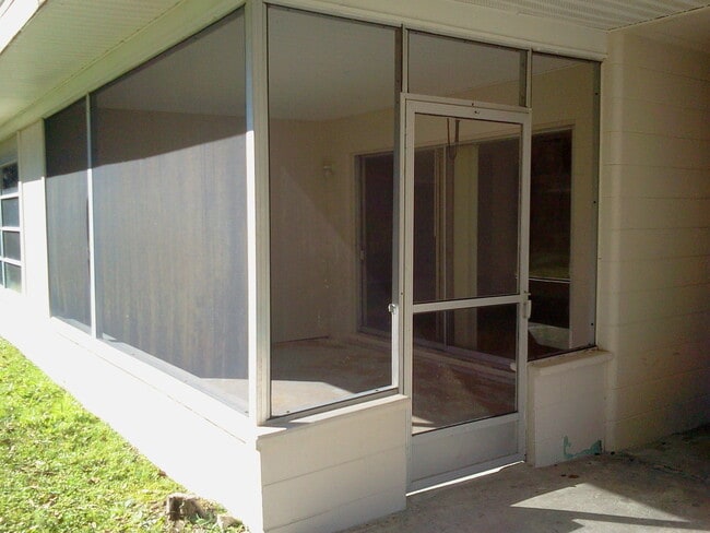 Building Photo - HUGE Ridge Manor/Dade City 3BR/2BA Home with Wide Open Floor Plan!!!