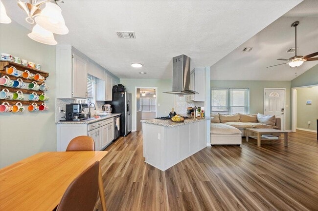 Building Photo - 8665 El Paseo St