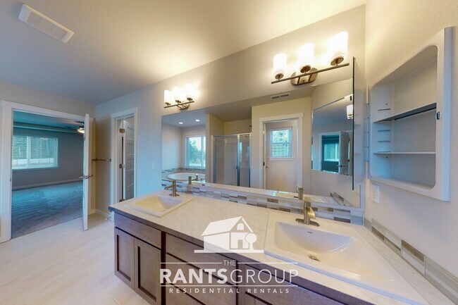 Building Photo - Beautiful Steilacoom Ridge Home! Easy freeway access!