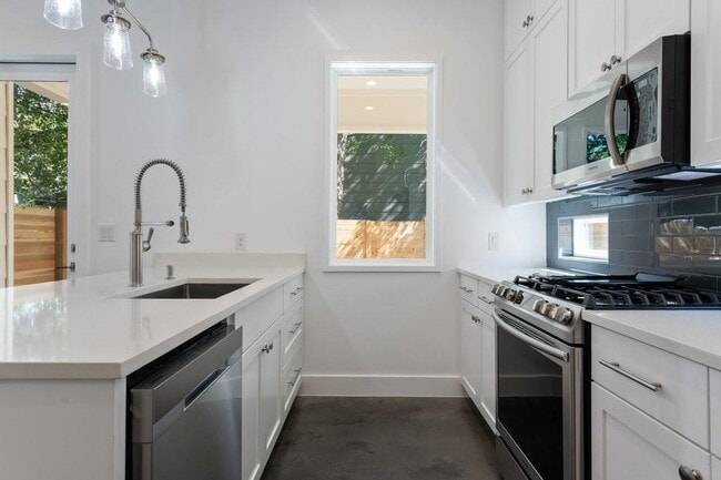 Building Photo - 2504 E 6th St