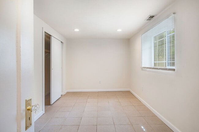 Building Photo - Charming 5 bedroom house with yard!! Close...