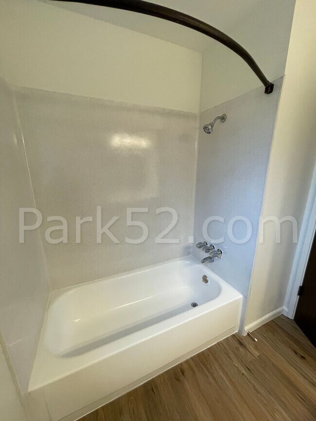 Building Photo - Fircrest Area 3 Bedroom Apartment